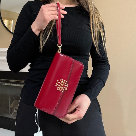 NWT. TORY BURCH BRITTEN SMOOTH CHAIN
WALLET W. WRISTLET CROSSBODY BARTLETT RED - Picture 14 of 15